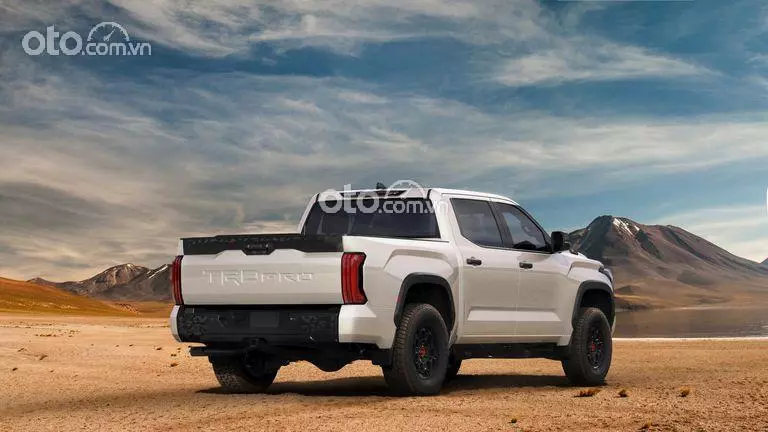 hông xe Toyota Tundra 2022.