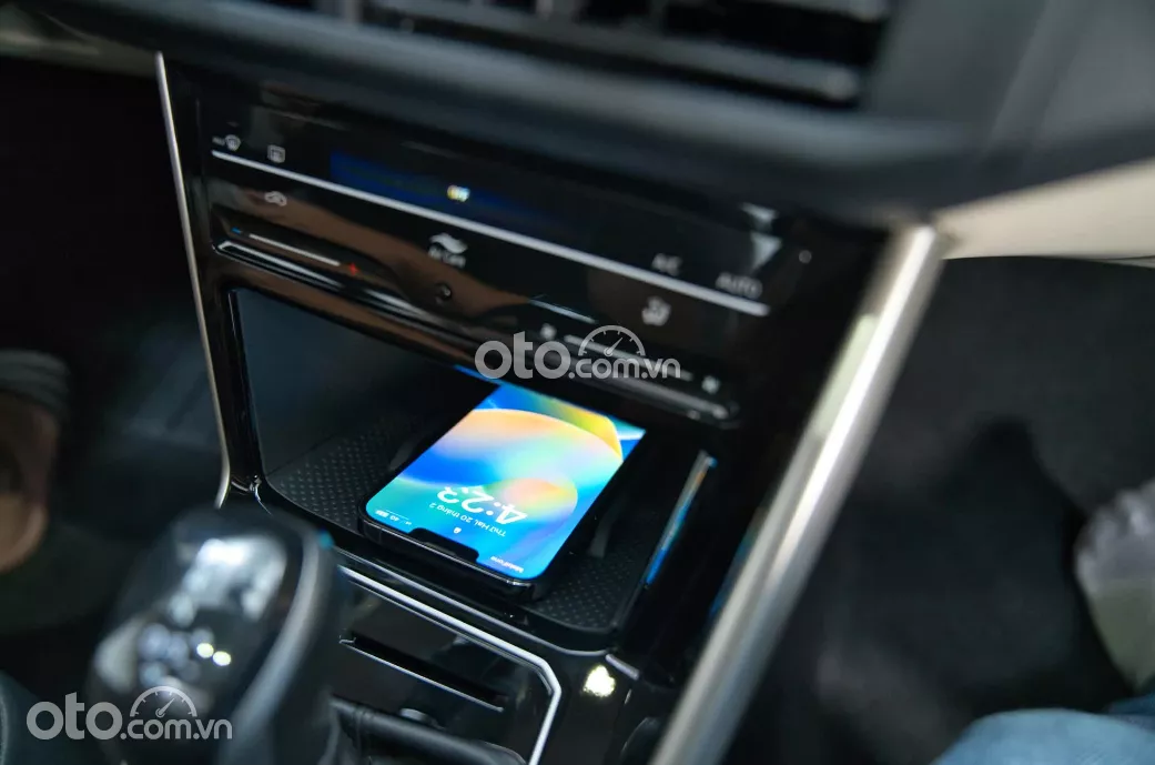 sạc điện thoại không dây trên xe Volkswagen Virtus 2023.