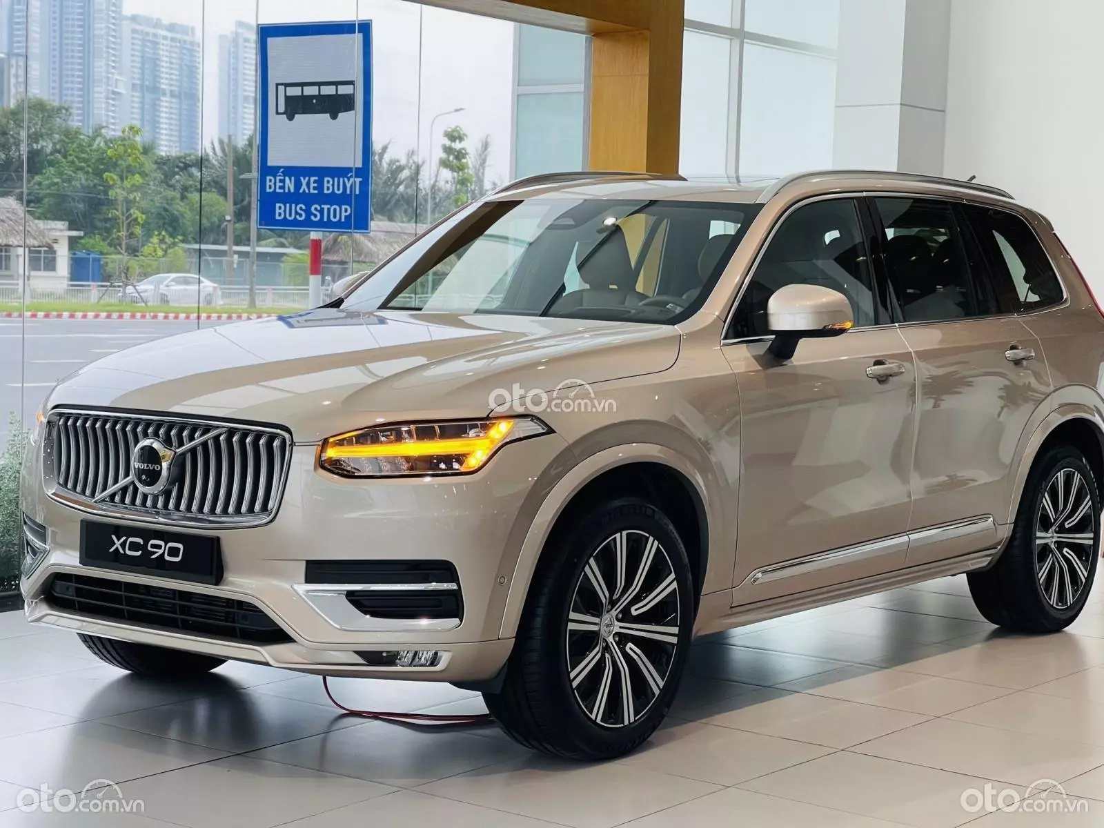 Đèn chiếu sáng trước xe Volvo XC90 2022 .