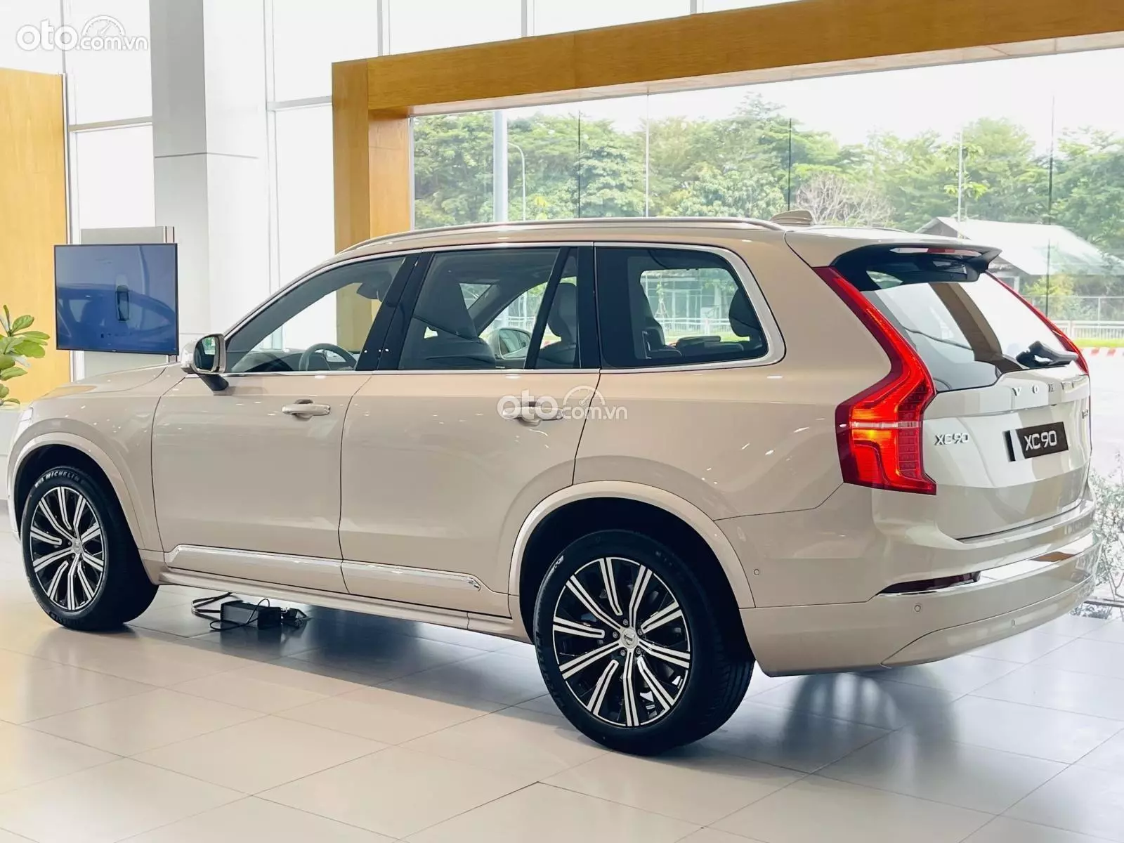Hông xe Volvo XC90 2022 .