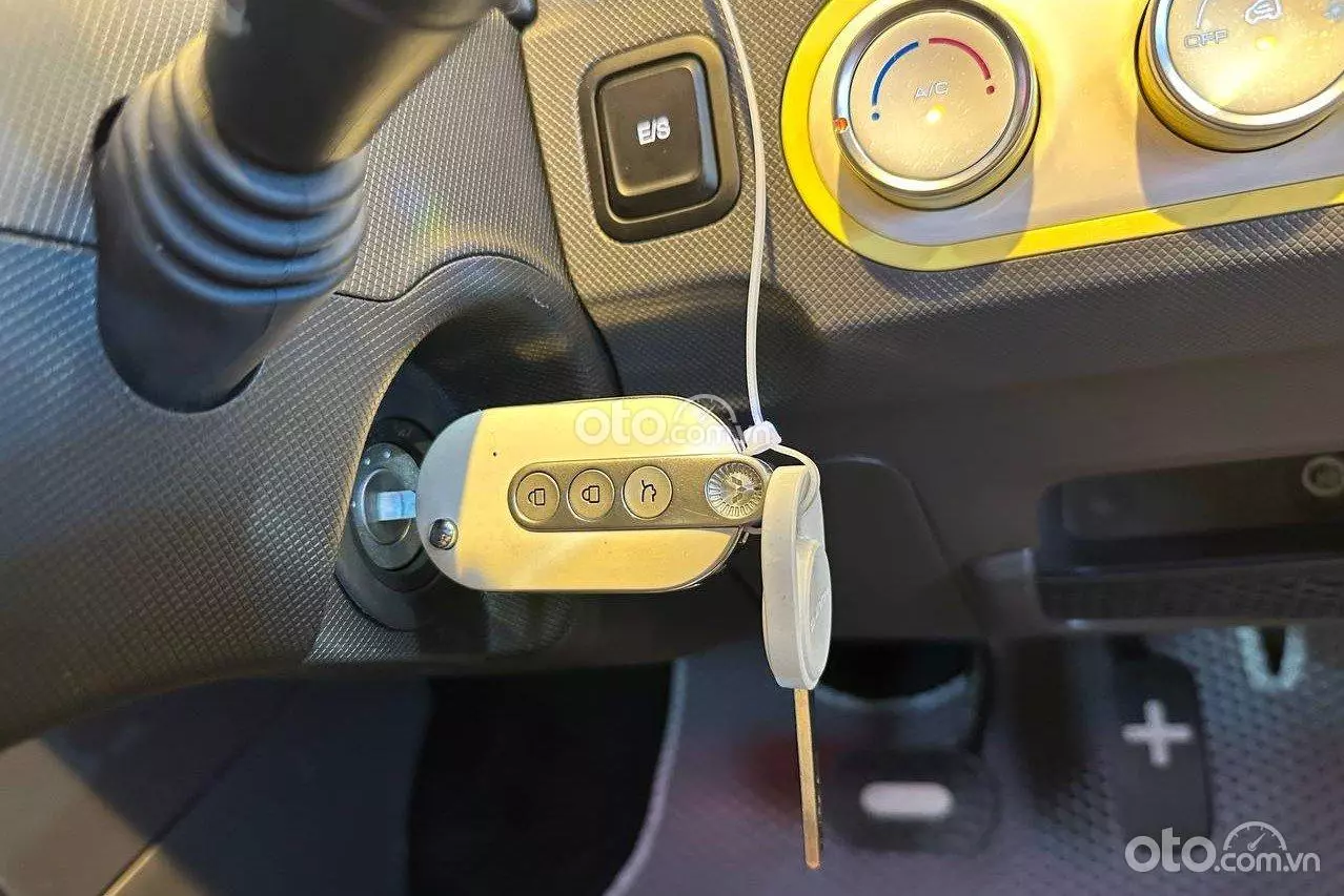 Khởi động xe Wuling HongGuang MiniEV dang chìa khóa.