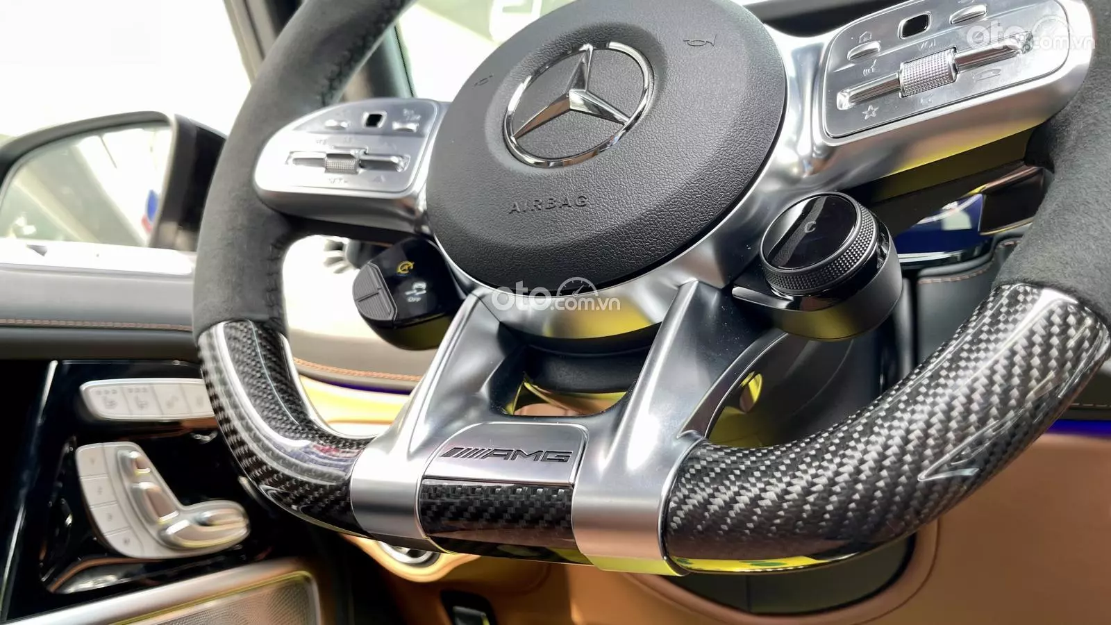 chi tiết mạ crom trên vô-lăng xe Mercedes-AMG G63.