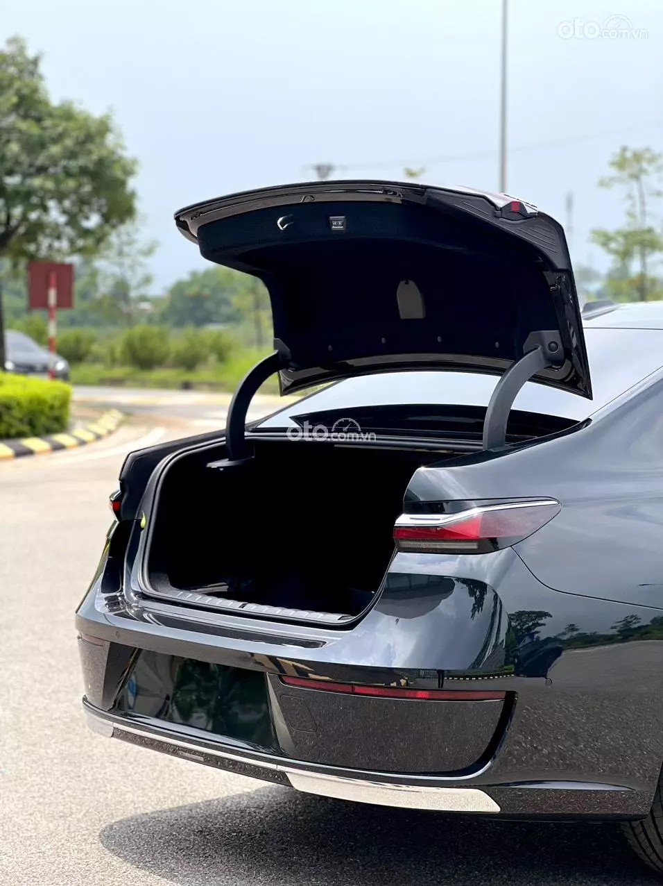 Cốp xe BMW 735i Cốp xe BMW 735i.