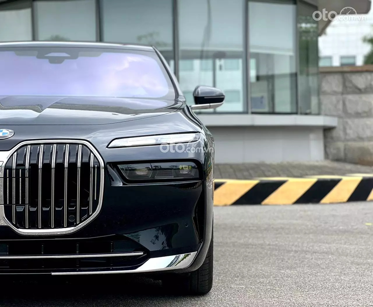 Đèn chiếu sáng trước xe BMW 735i Đèn chiếu sáng trước xe BMW 735i.