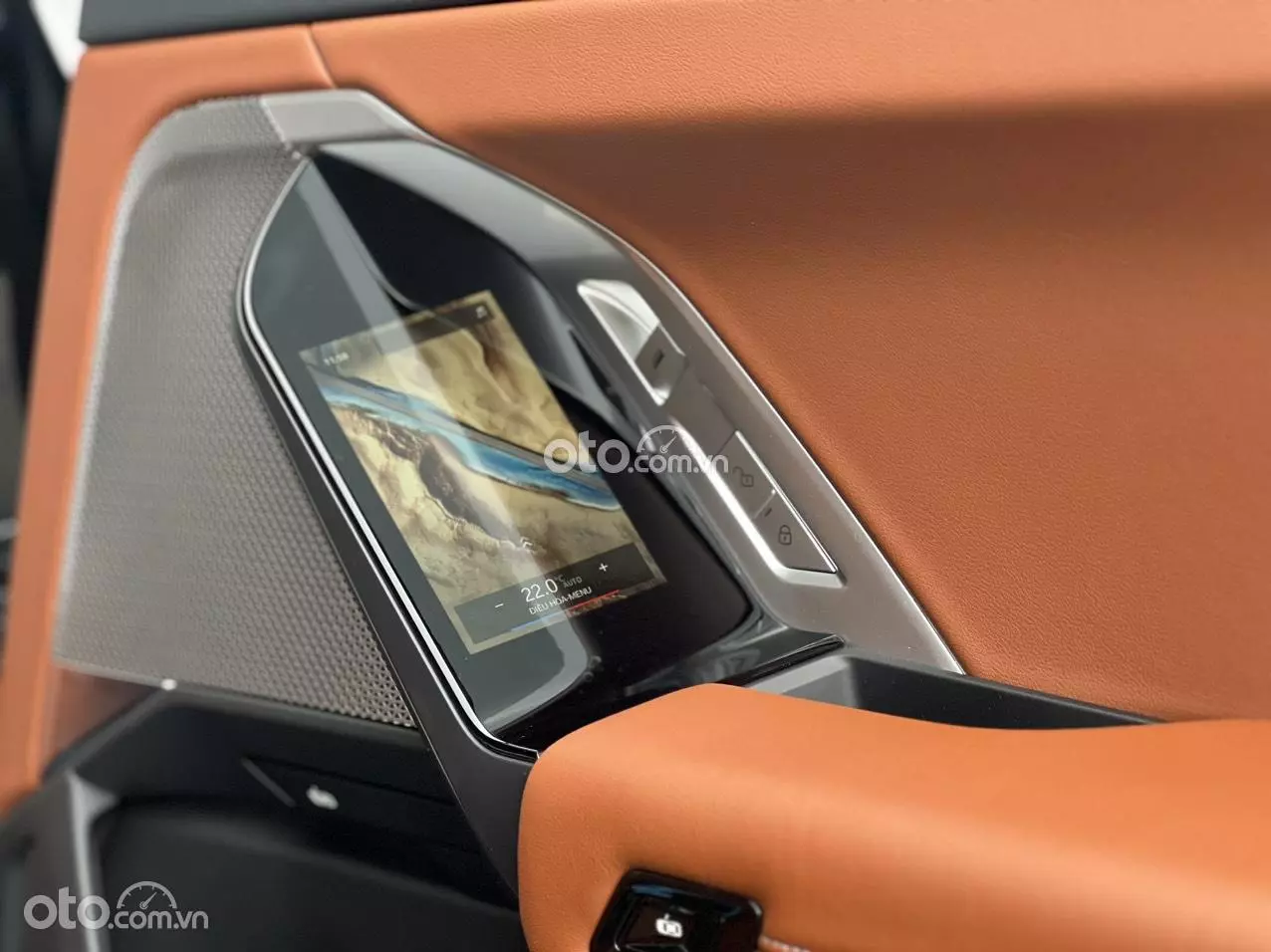 san điện thoại không dây trên BMW 735i san điện thoại không dây trên BMW 735i .