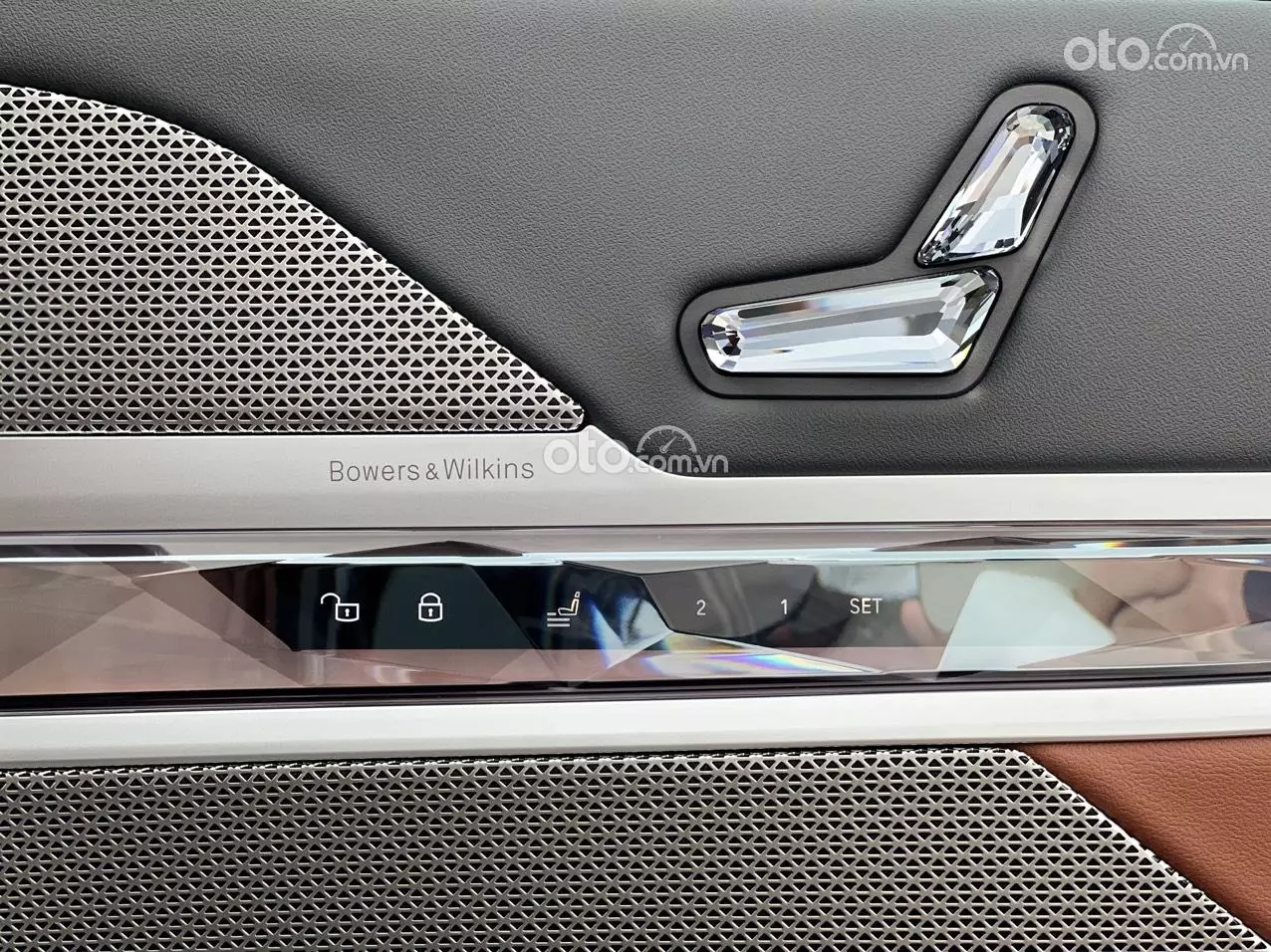 Loa bên trong BMW 735i Loa bên trong BMW 735i .