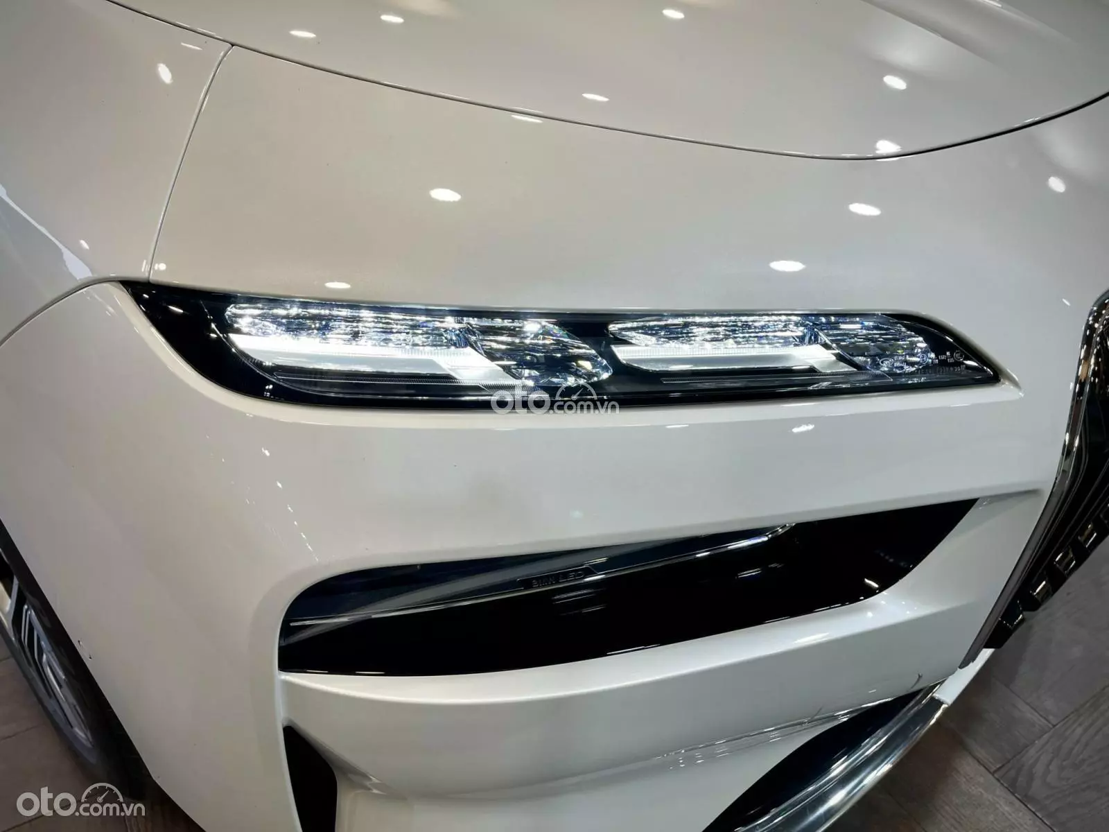 Đền chiếu sáng trước xe BMW 740i Đền chiếu sáng trước xe BMW 740i.