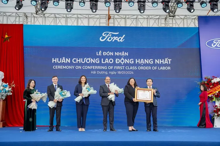Ford Việt Nam vinh dự nhận Huân Chương Lao Động hạng Nhất từ Chính phủ Việt Nam.