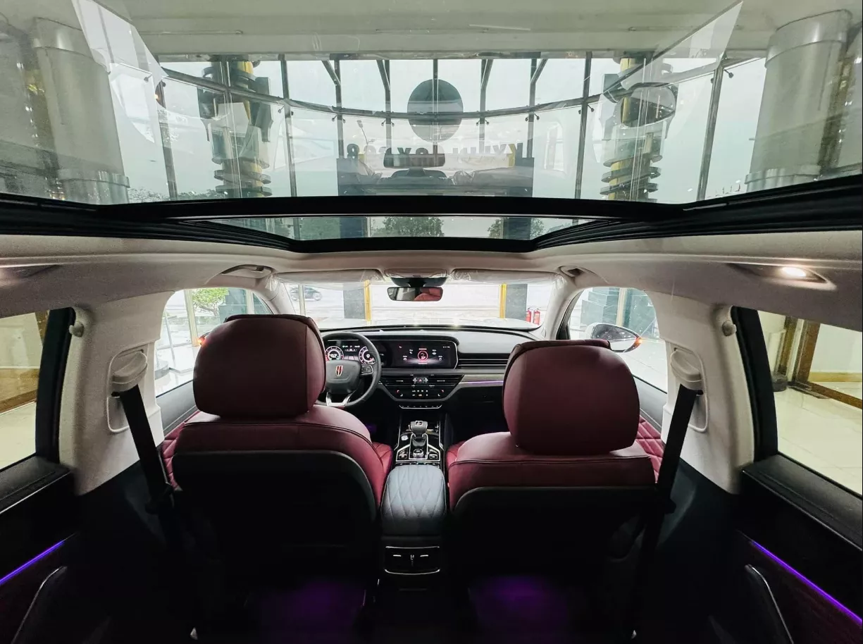 cửa sổ trời toàn cảnh trên Hongqi HS5 cửa sổ trời toàn cảnh trên Hongqi HS5.