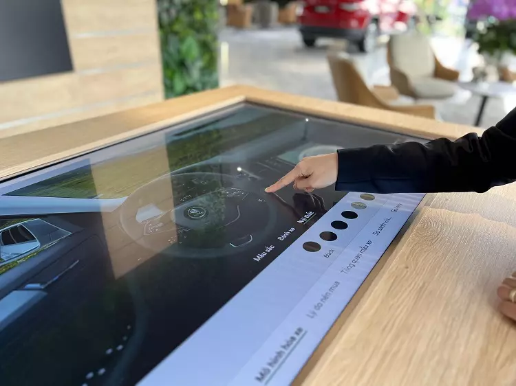 Bàn cảm ứng Touch Screen hiện đại với trải nghiệm khác biệt.