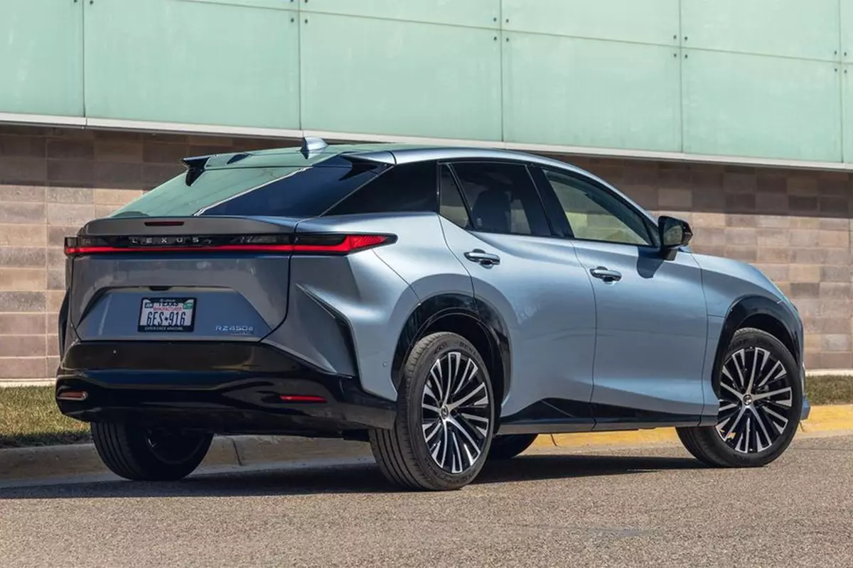 Thiết kế đuôi xe Lexus RZ 1