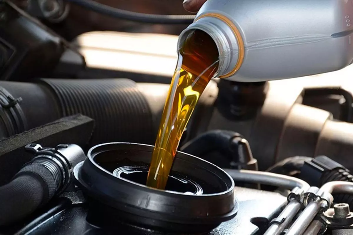 Nếu thấy lượng dầu và nước làm mát dưới mức cho phép, hãy châm thêm hoặc thay thế nếu thấy cần thiết. 1