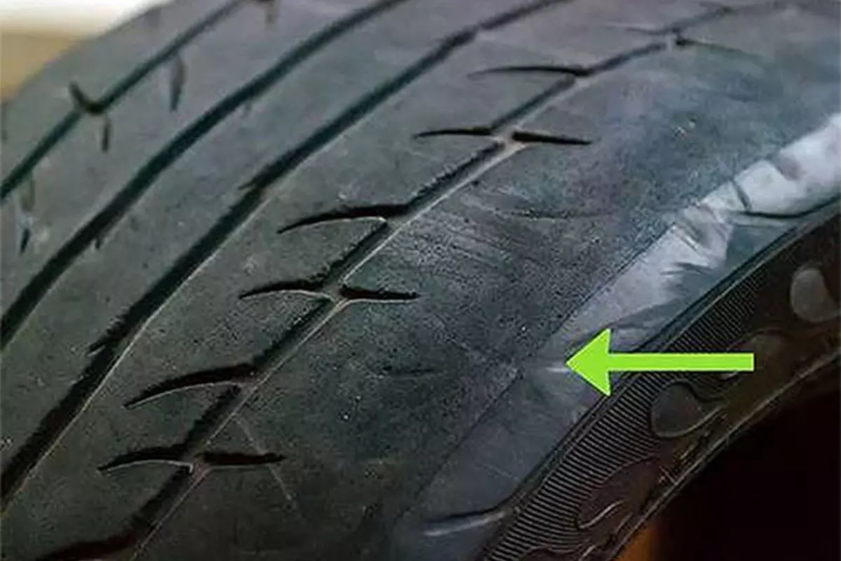 Bề mặt lốp đã bị mài mòn tiềm ẩn những hiểm họa không lường. 1