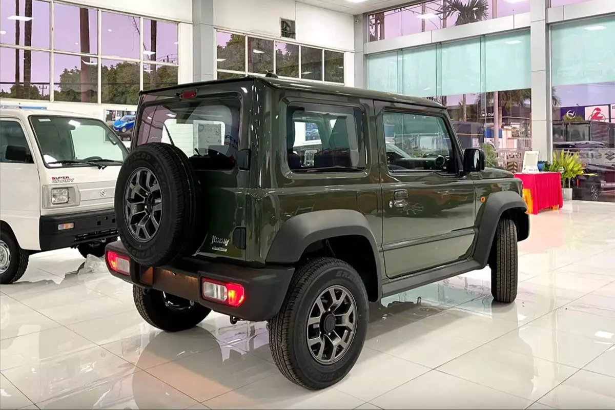 Giá xe Suzuki Jimny bản độ G63 cao hơn 200 triệu so với giá dự kiến của bản thường. a2