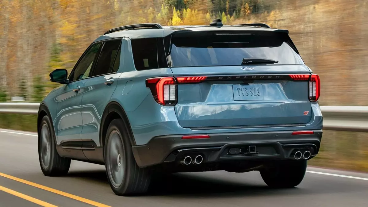 Đèn hậu LED và cửa hậu cũng được làm mới.