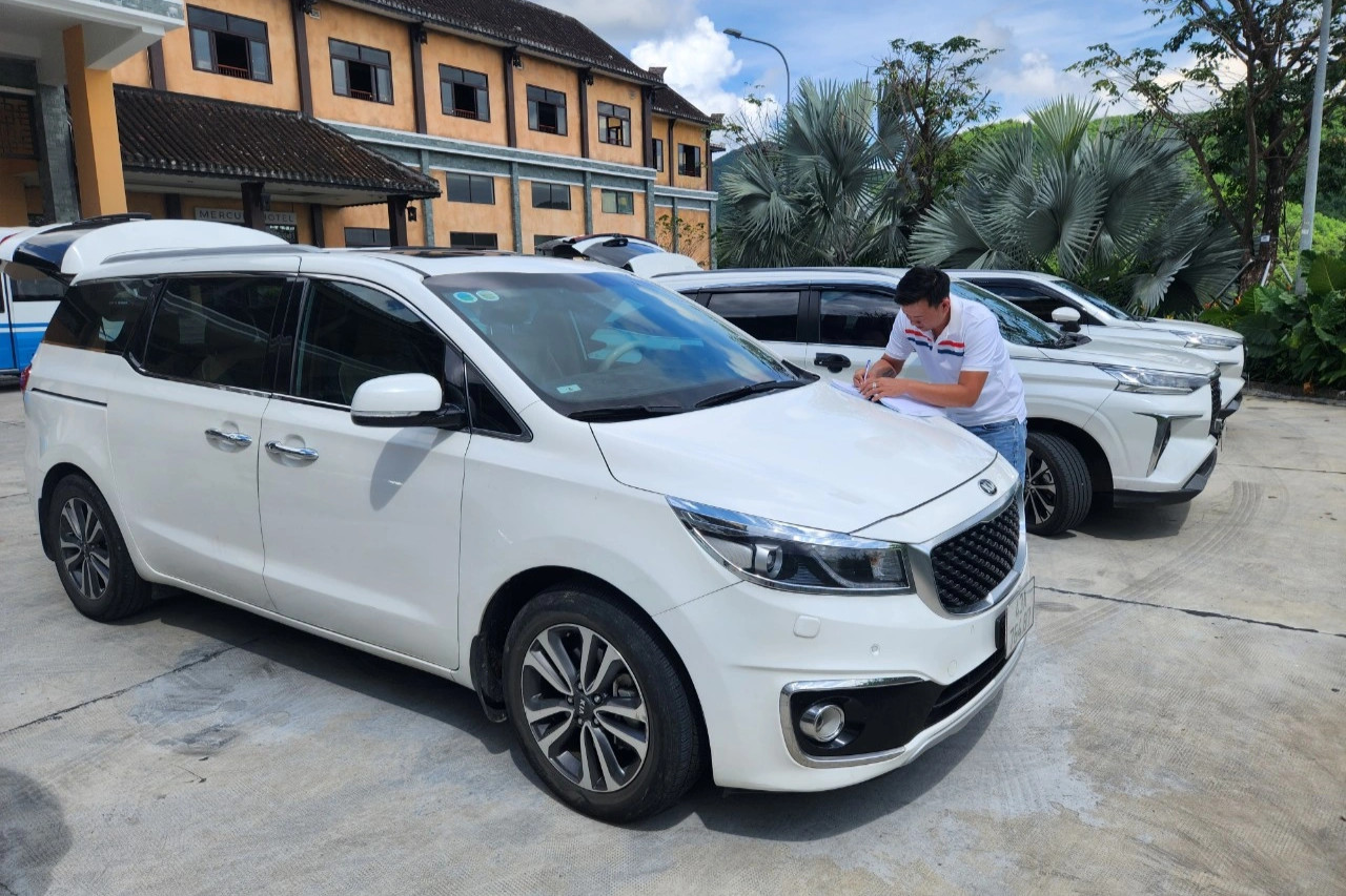 Thuê ô tô tự lái để chơi Tết nên chọn xe xăng hay xe điện?.