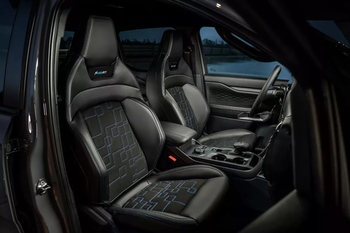 Khoang nội thất nổi bật với cặp ghế bọc da sinh học và da lộn 3