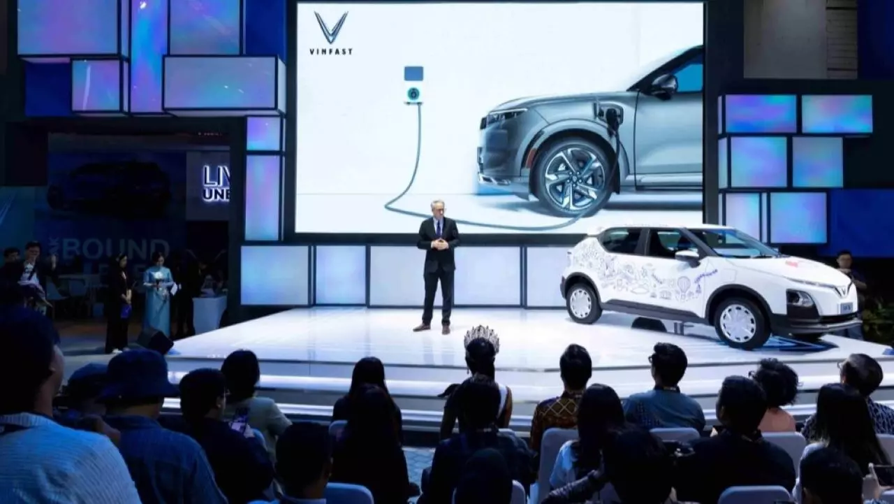 VinFast ra mắt dải xe điện tay lái nghịch tại triển lãm Ô tô Quốc tế Indonesia 1