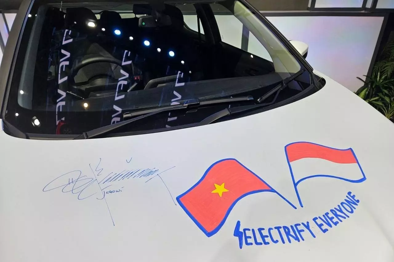 Tổng thống Indonesia Joko Widodo đã tham quan và ký tặng lên mẫu xe VinFast VF 5 trưng bày bên trong gian hàng của VinFast. 1