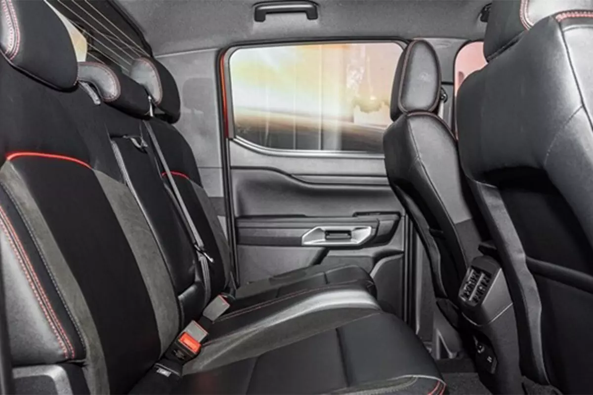 Thiết kế ghế ngồi trên xe Ford Ranger Stormtrak 1