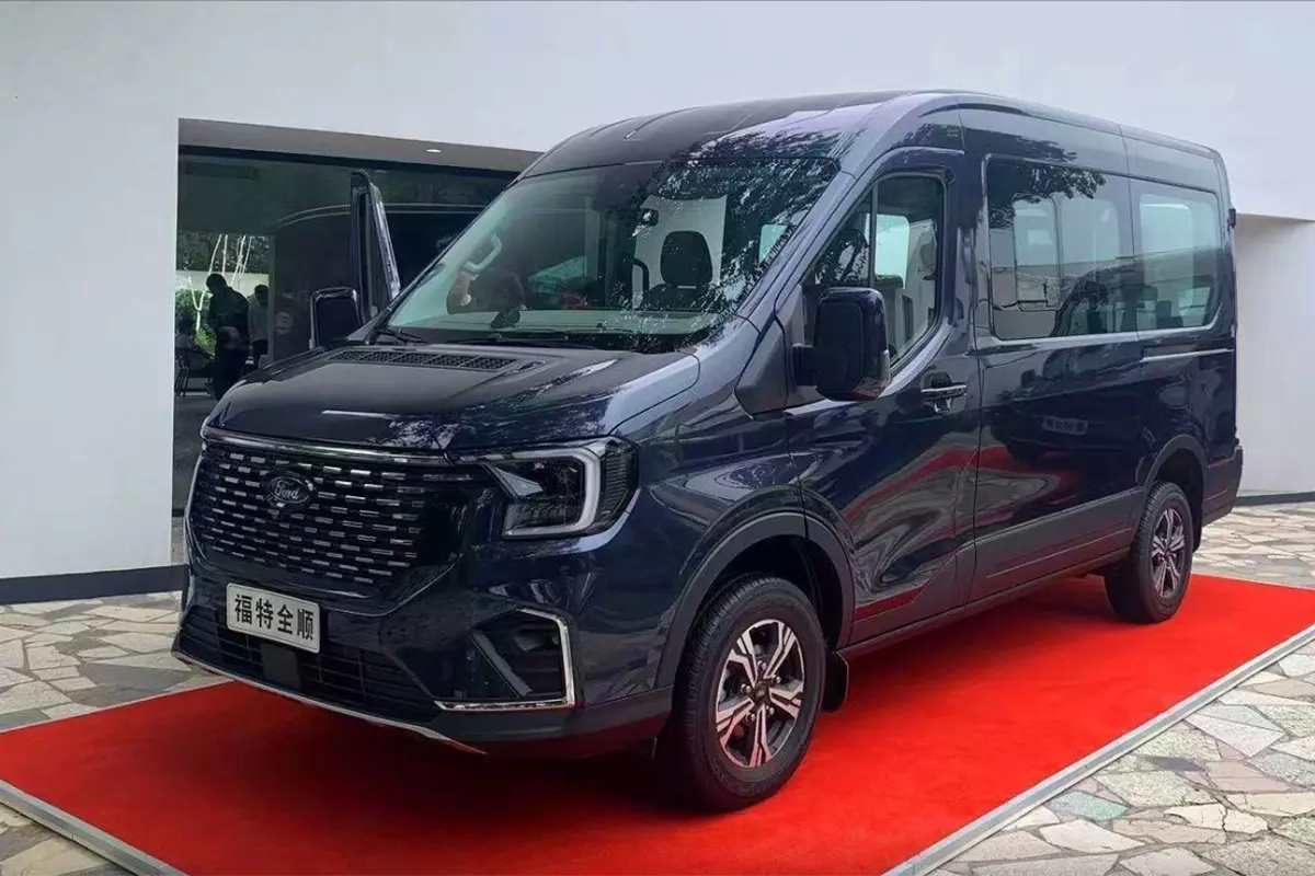 Ford Transit 2024 bản chở người 1