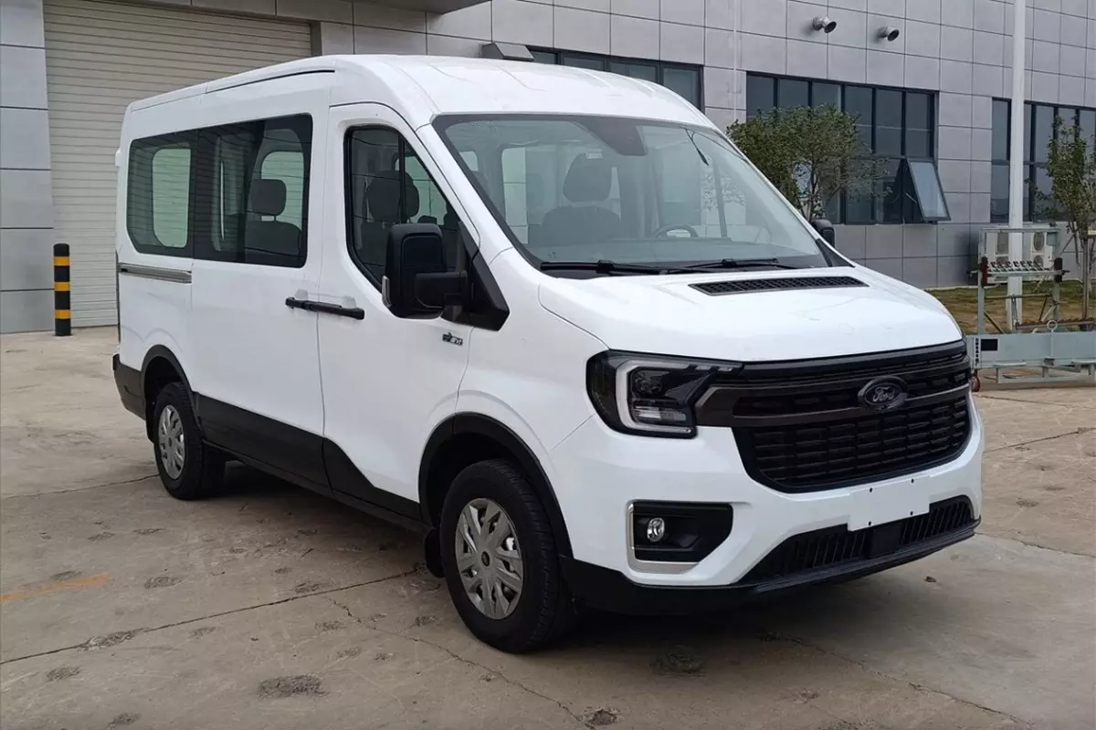 Đại lý bắt đầu rao bán Ford Transit 2024, giá tạm tính cao hơn bản hiện hành 50-100 triệu đồng | Oto.com.vn