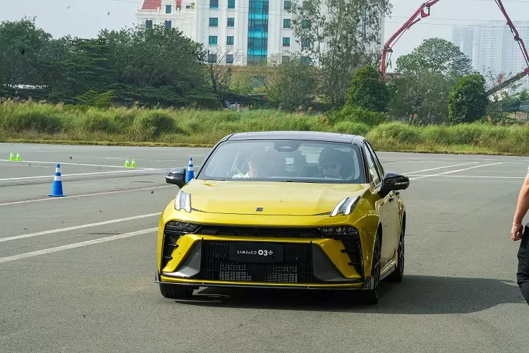 Đầu xe Lynk & Co 03.