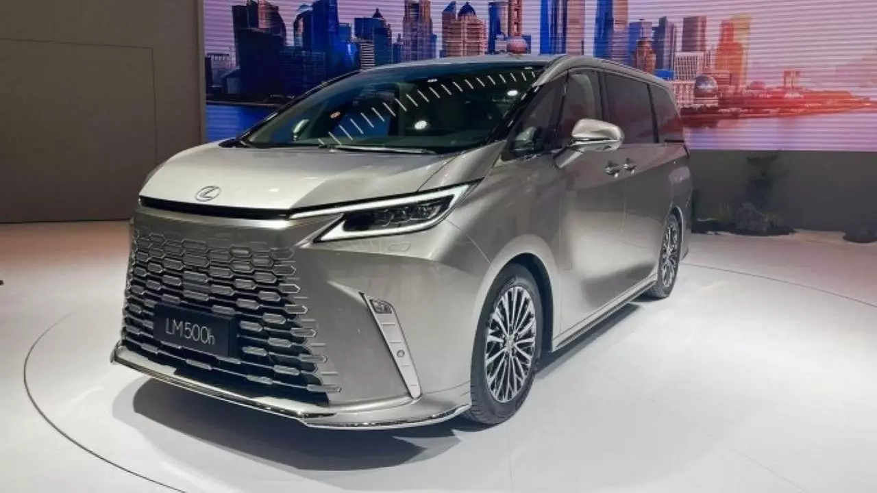 Lexus LM 500h - "Chuyên cơ mặt đất" giá 7,21 tỷ đồng chuẩn bị đổ bộ thị trường Việt 1