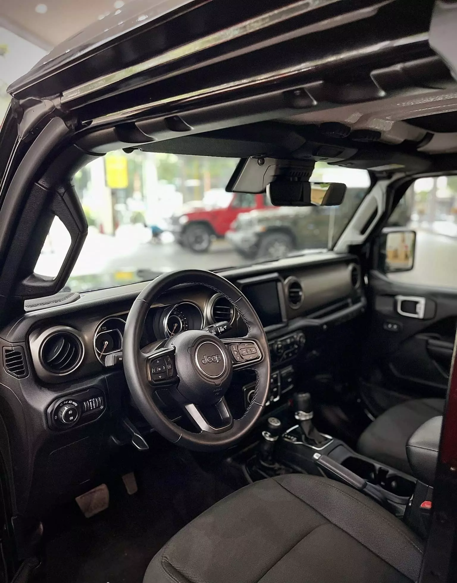 Vô lăng bọc da tích hợp các nút bấm điều khiển hỗ trợ tài xế.