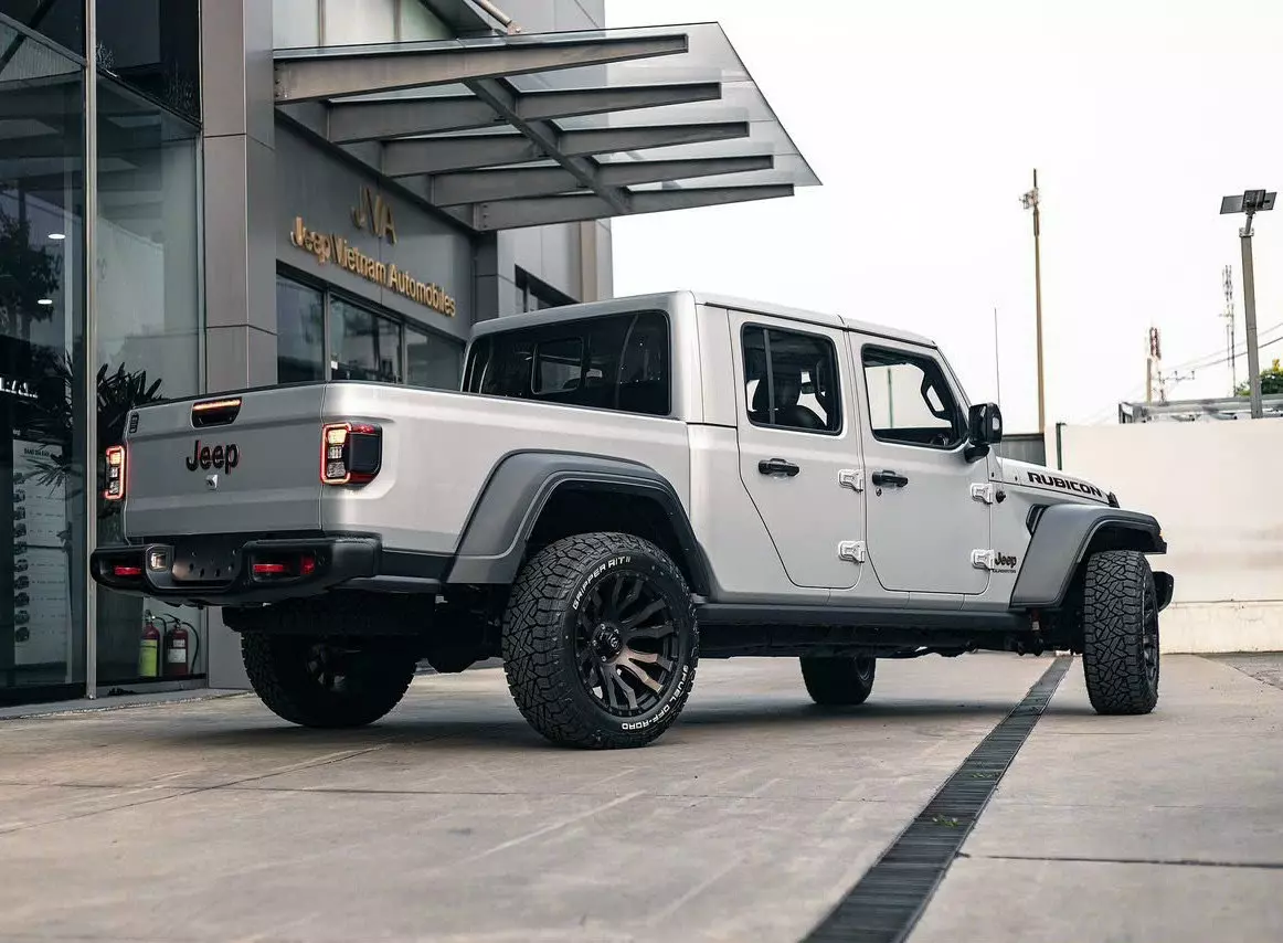 Hông xe Jeep Gladiator.