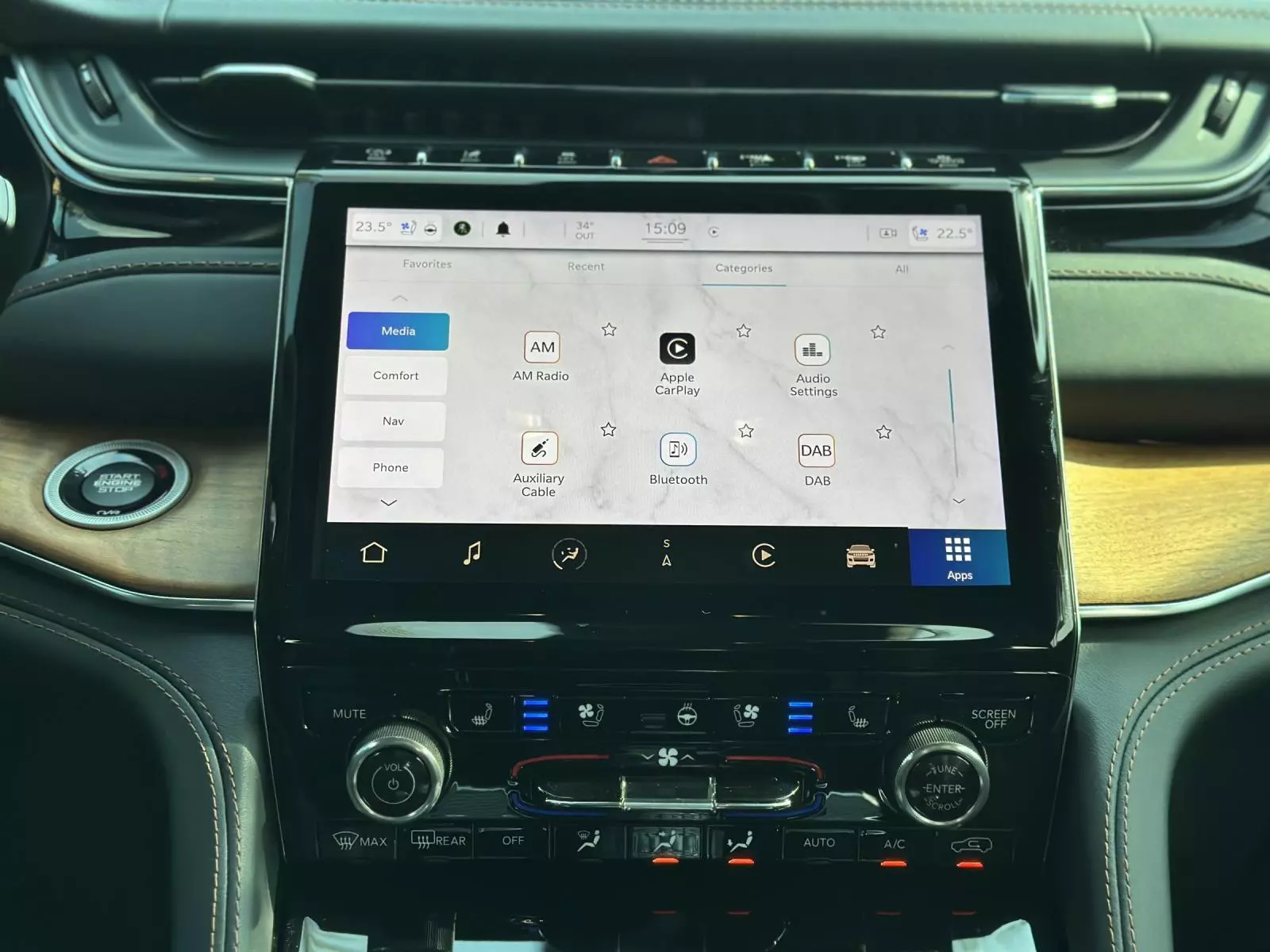Màn hình giải trí trung tâm xe Jeep Cherokee 2024.