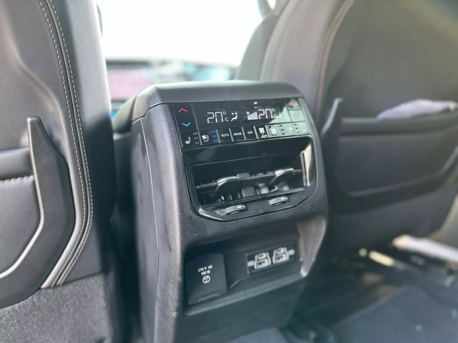 Cửa gió điều hòa cho hàng ghế sau của Jeep Cherokee.