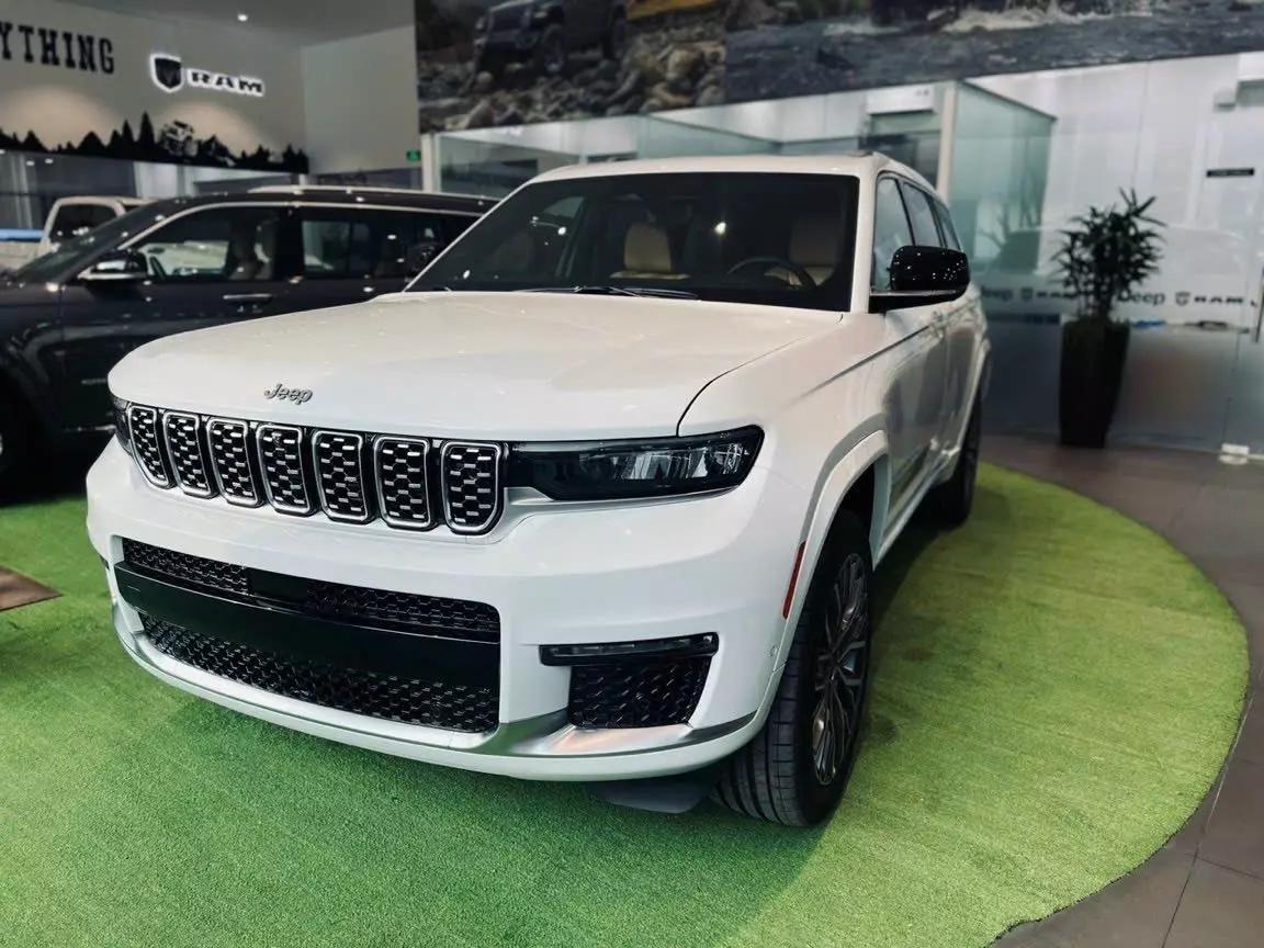 Giá xe Jeep Cherokee.