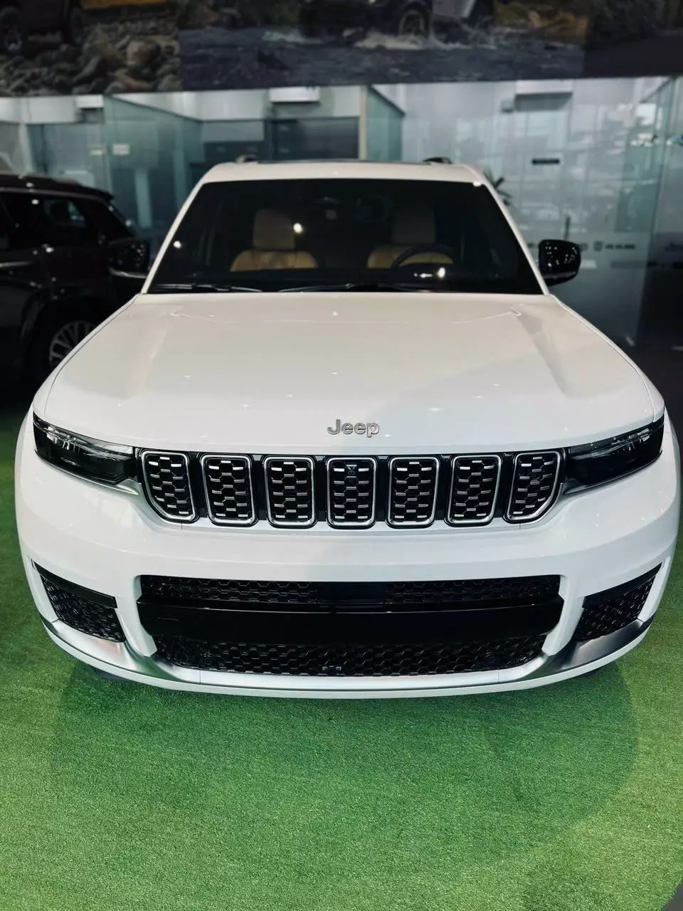 Đầu xe Jeep Cherokee 2024.