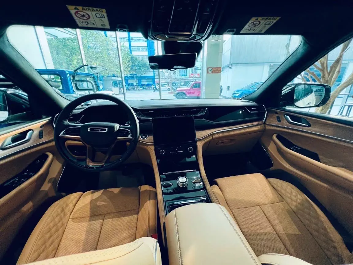 Khoang nội thất xe Jeep Cherokee 2024 thiết kế gọn gàng, rộng rãi.
