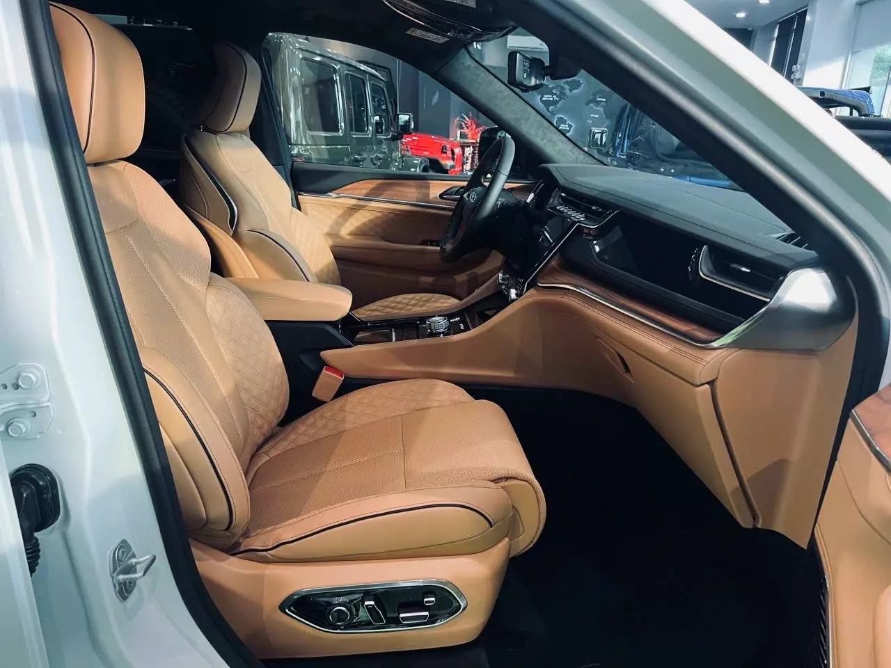 Hàng ghế trước của Jeep Cherokee 2024 thiết kế thể thao, ôm người ngồi.