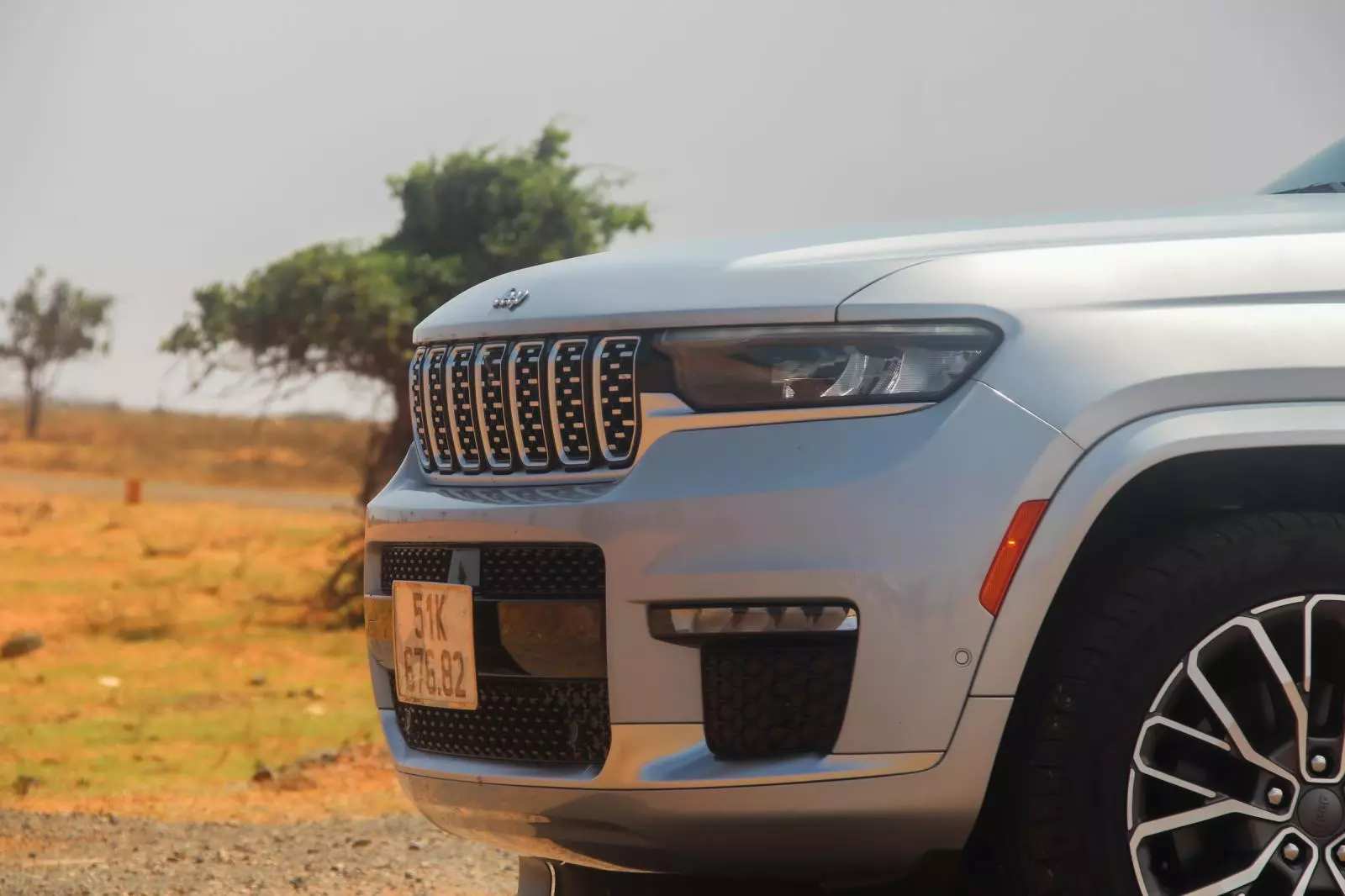 Hệ thống đèn chiếu sáng trước của xe Jeep Cherokee 2024 thiết kế thanh mảnh, tinh tế.