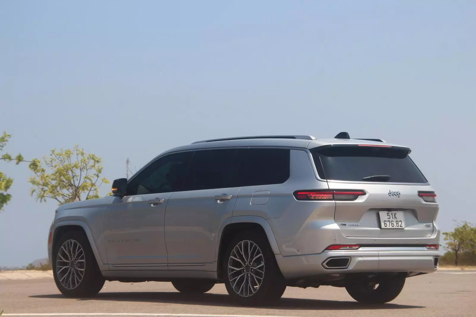 Thân xe Jeep Cherokee 2024 cơ bắp với đường gân dập nổi.