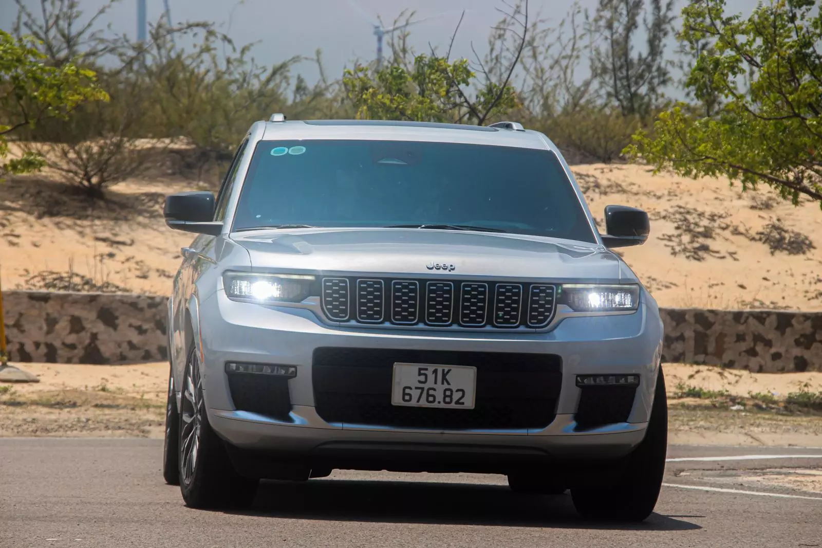 Hệ thống đèn chiếu sáng trước của xe Jeep Cherokee 2024 thiết kế thanh mảnh, tinh tế.