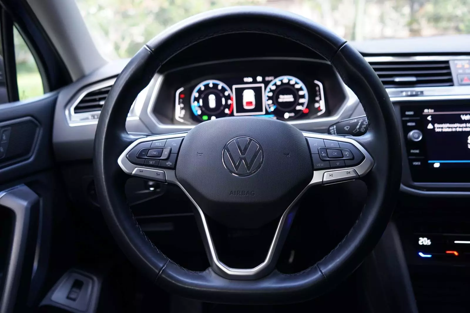 Vô-lăng xe Volkswagen Tiguan.