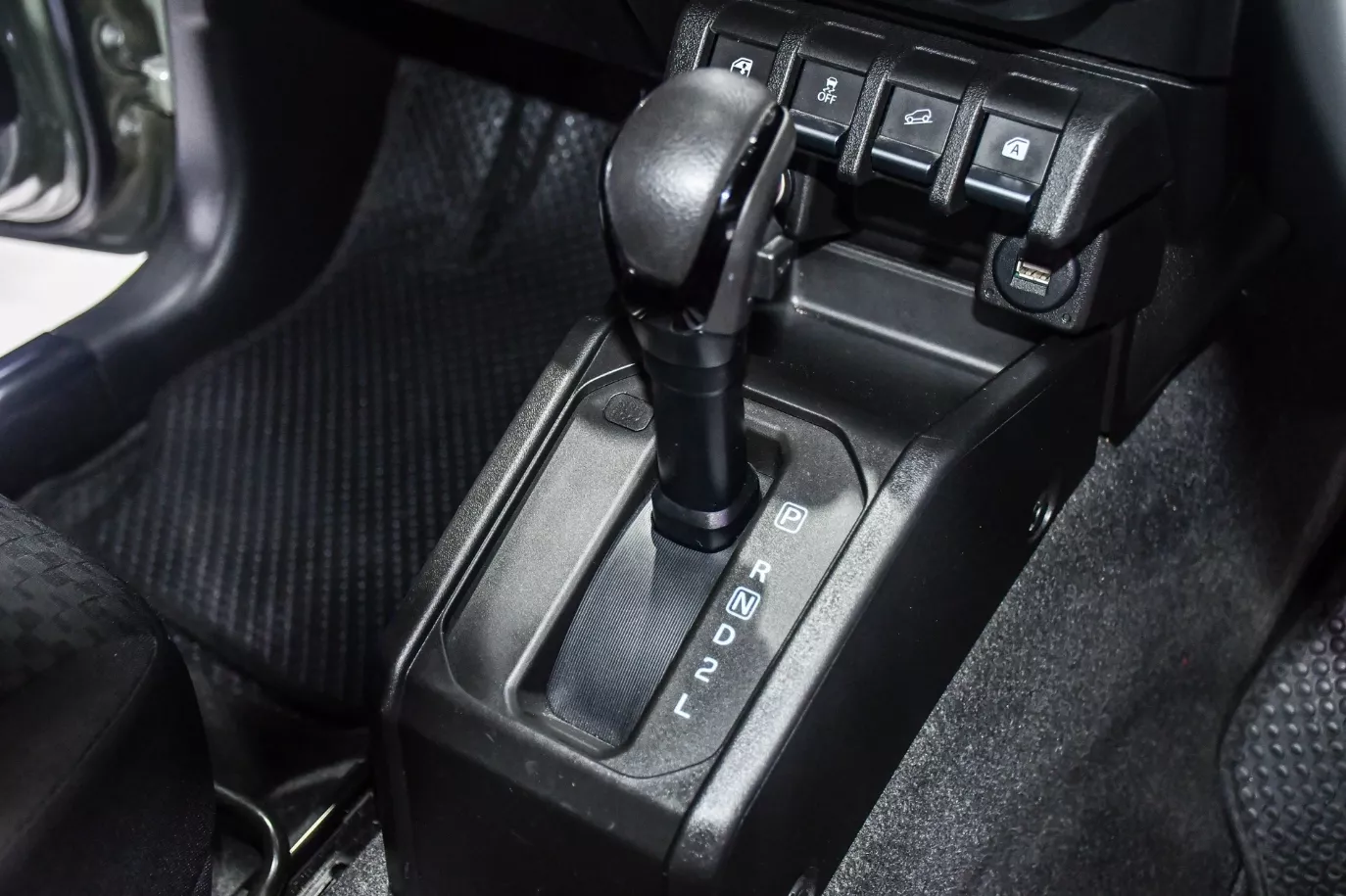 Cần số xe Suzuki Jimny .