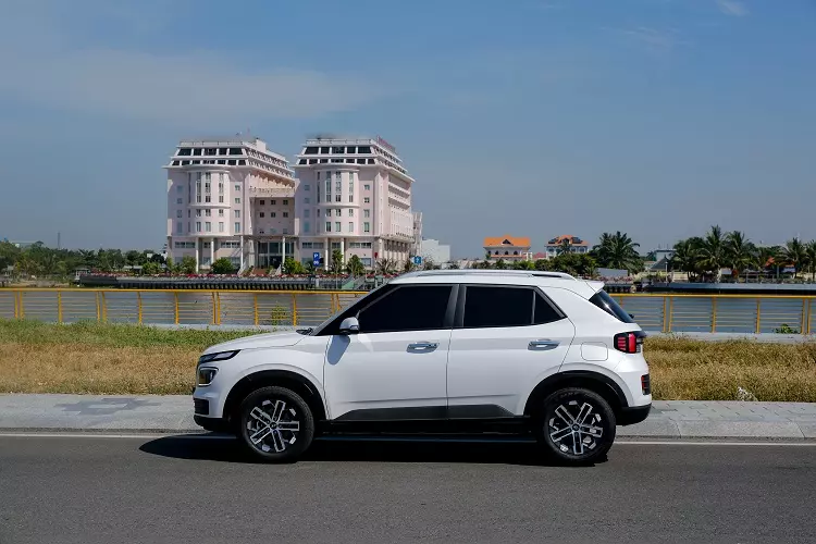 khoảng sáng gầm 195 mm và bộ lốp hông khá dày kích thước 215/60 R16 giúp Venue có dáng vẻ cân đối, cơ bắp phong cách SUV việt dã. khoảng sáng gầm 195 mm và bộ lốp hông khá dày kích thước 215/60 R16 giúp Venue có dáng vẻ cân đối, cơ bắp phong cách SUV việt dã. .