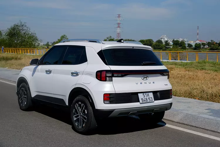 Hyundai Venue sở hữu ngoại hình đậm chất cơ bắp, mạnh mẽ, nam tính nhất trong phân khúc hiện nay. Hyundai Venue sở hữu ngoại hình đậm chất cơ bắp, mạnh mẽ, nam tính nhất trong phân khúc hiện nay..