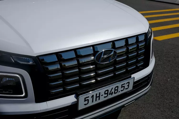 với lưới tản nhiệt kích thước lớn tạo hình thác nước Cascading Grill theo phong cách Parametric với lưới tản nhiệt kích thước lớn tạo hình thác nước Cascading Grill theo phong cách Parametric.