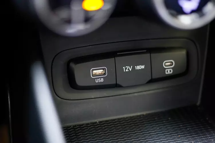 cổng sạc và usb cổng sạc và usb.