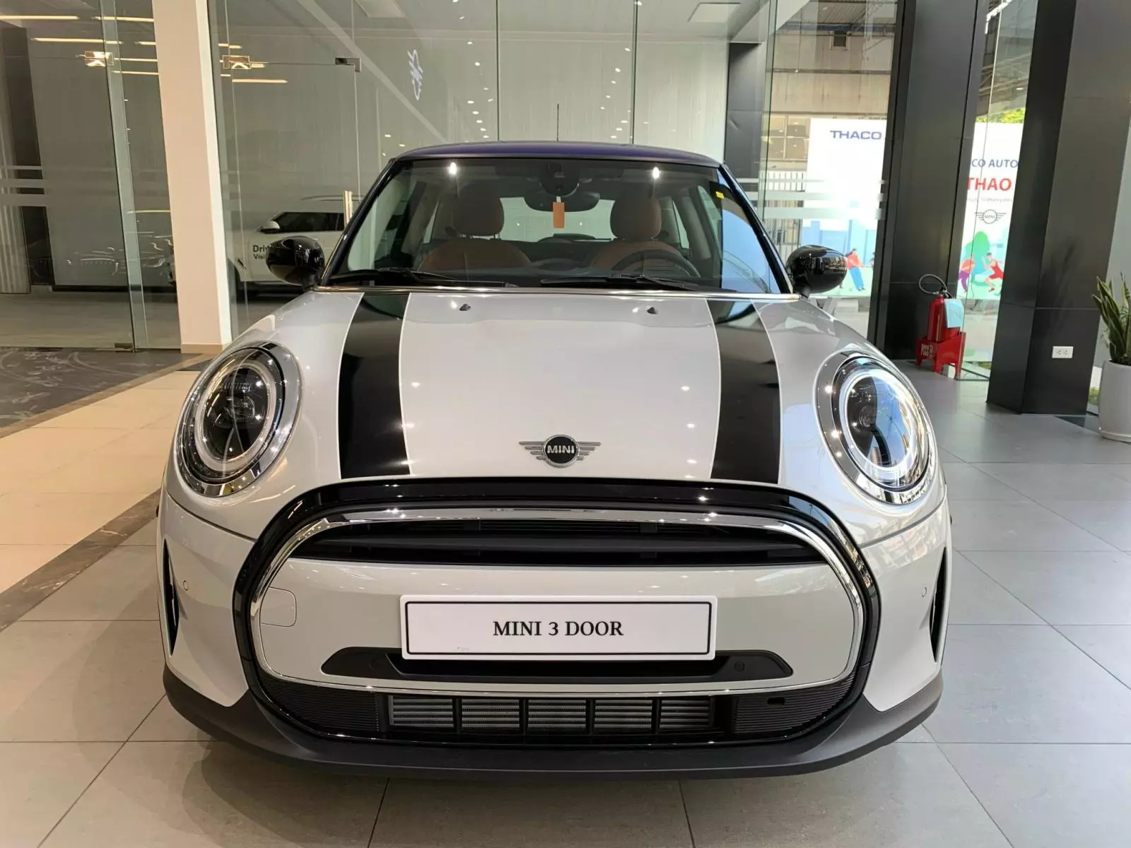 MINI Cooper 3 cửa 2024 sở hữu ngoại hình trẻ trung, sang trọng.