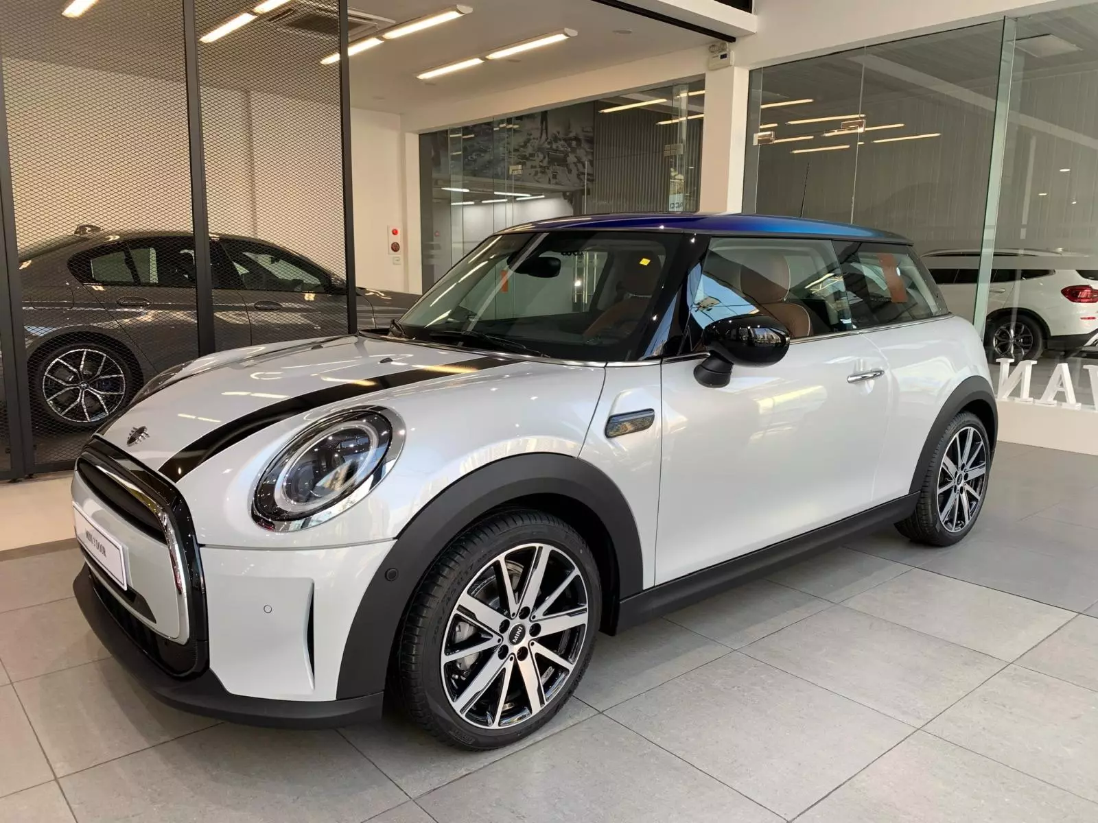 Thông tin tổng quan xe MINI Cooper 3 cửa 2024.