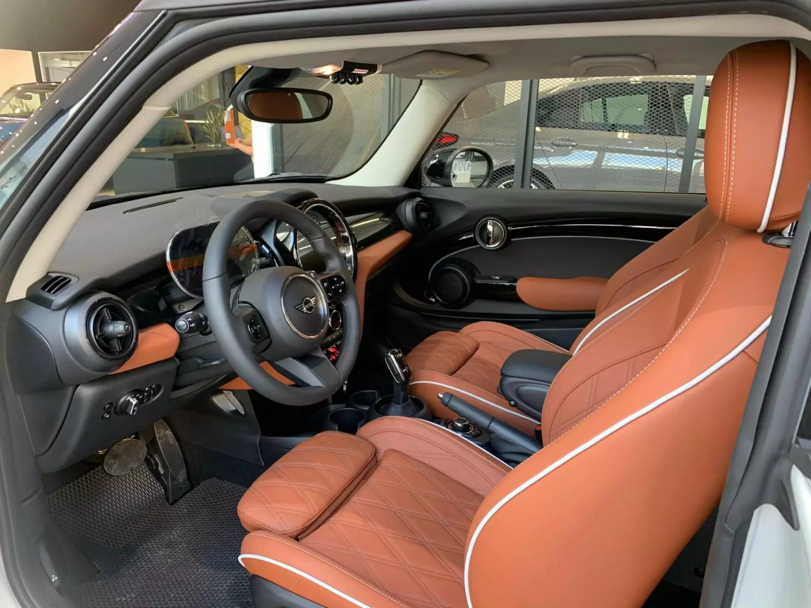 Ghế xe MINI Cooper 3 cửa 2024 thiết kế thể thao, ôm người.