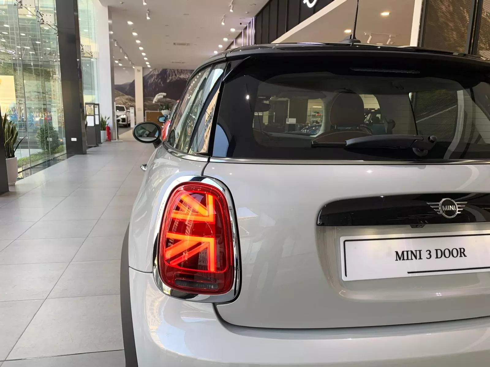 Cặp đèn hậu tạo hình lá cờ Anh quốc trên MINI Cooper 3 cửa 2024.