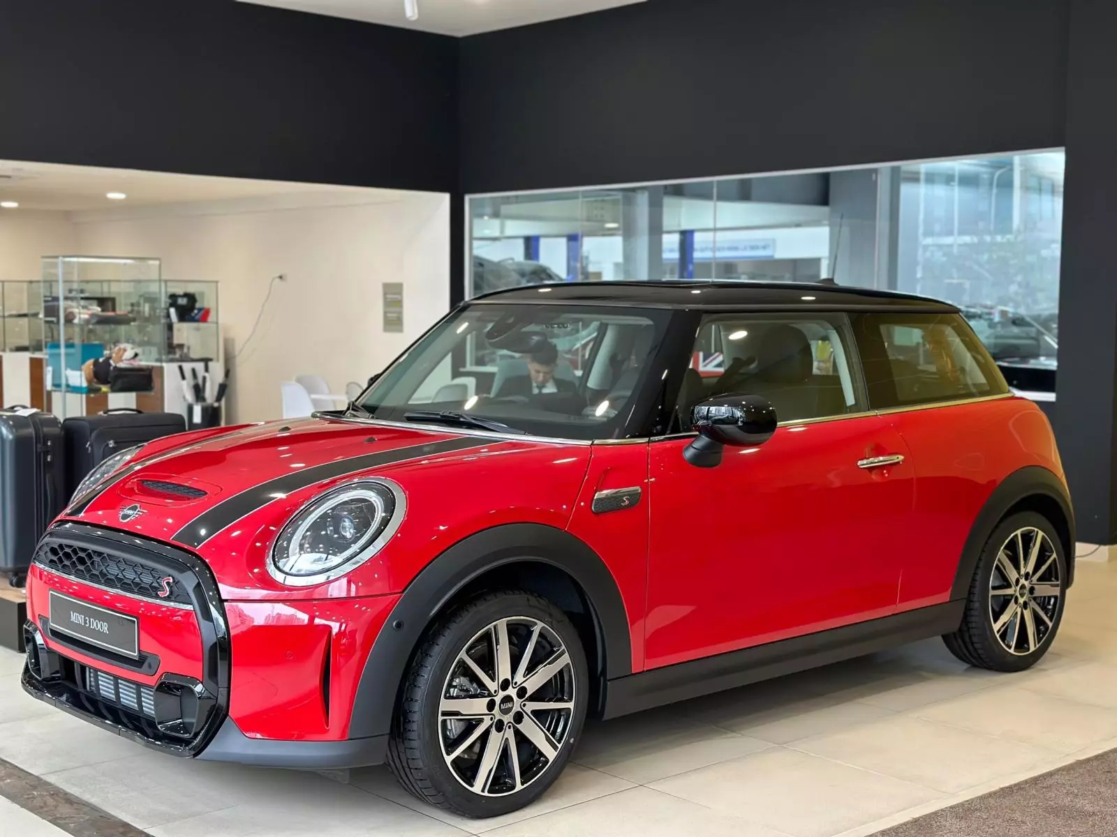 Giá xe MINI Cooper 3 cửa mới nhất tại Việt Nam.